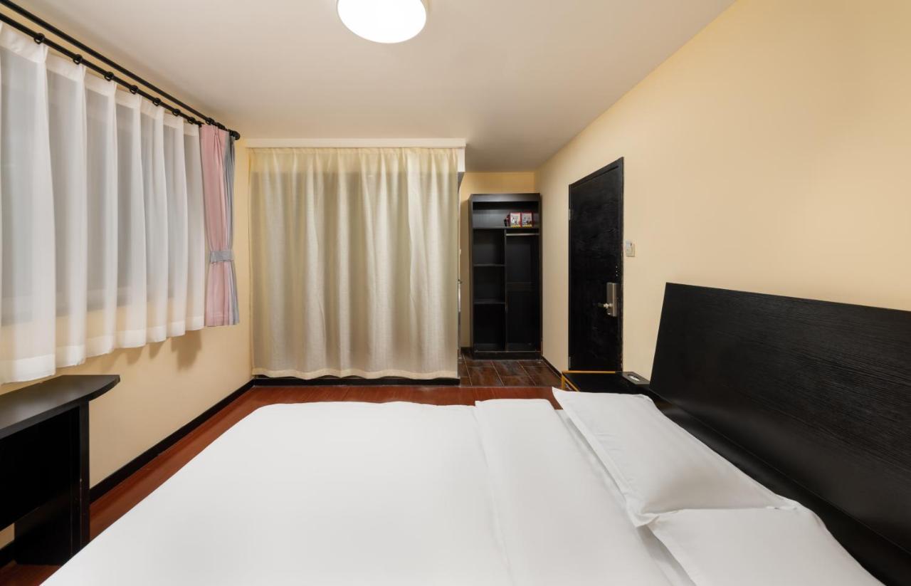 Spring Time Hostel--Nearby Tiananmen Square & Forbidden City & Wangfujing Street & Line 5,6 Subway Nearby,Free Wifi Пекін Екстер'єр фото